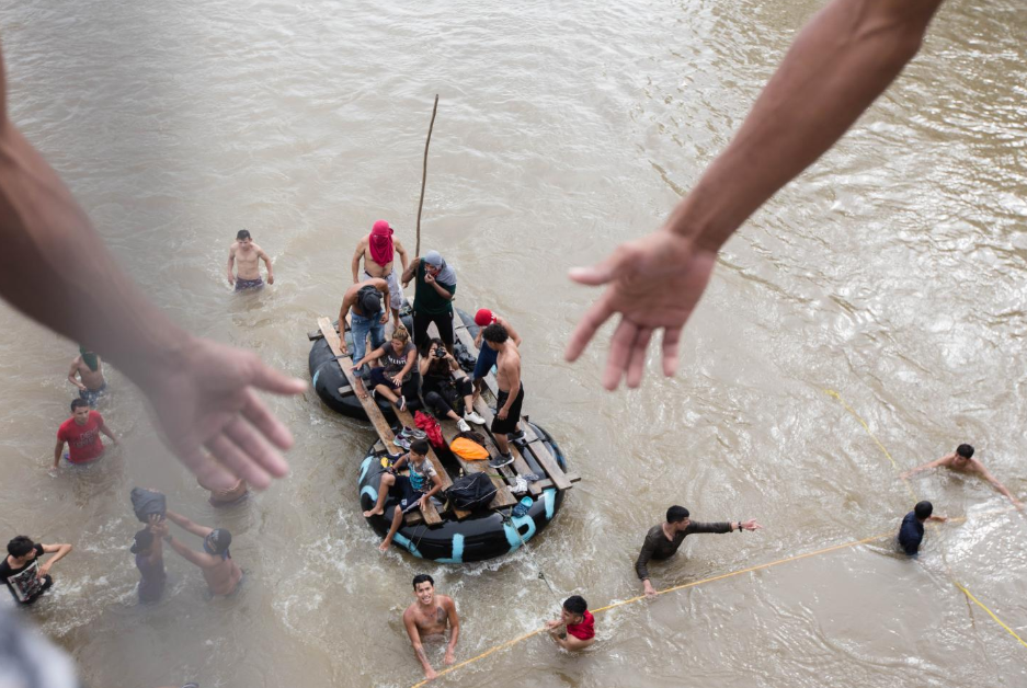 Viernes 19 de octubre. Varios balseros mexicanos se aproximaron al punete fronterizo e incitaron a los migrantes a saltar al río Suchiate, ofreciéndoles llevarlos a la orilla mexicana. Cientos de migrantes se lanzaron al río desde una altura aproximada de 10 metros (Fuente: Fred Ramos, El Faro).