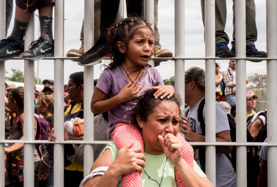 Viernes 19 de octubre. Algunos migrantes consiguieron pasar el portón fronterizo que separa a Guatamala de México antes de que la Policía Federal mexicana tuviera que replegar a la caravana usando gases lacrimógenos. Al cabo de unos minutos, la Policía consiguió cerrar de nuevo los portones (Fuente: Fred Ramos, El Faro).