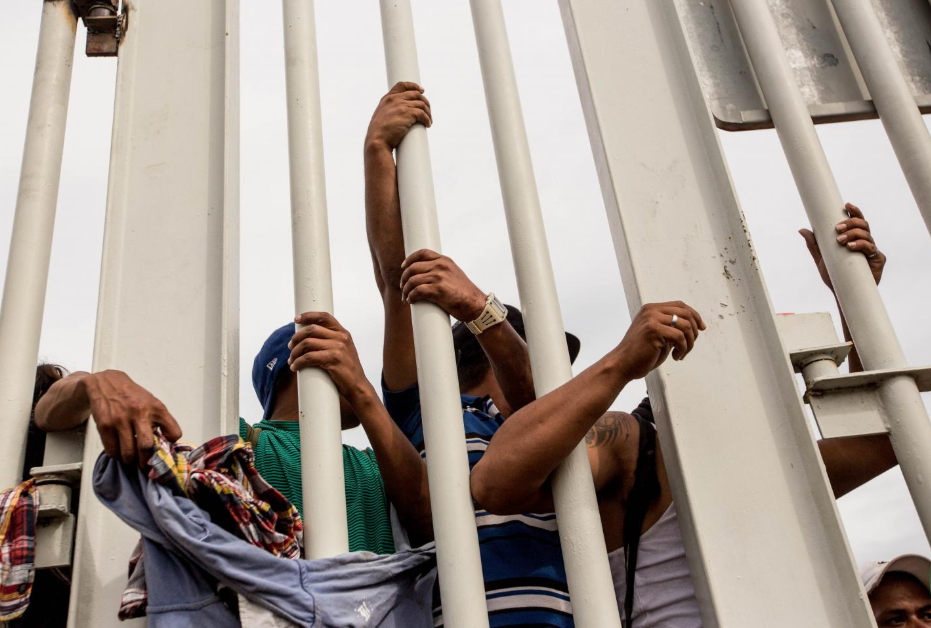 Viernes 19 de octubre. La caravana migrante se estrelló contra el portón de la aduana mexicana, que da paso al municipio de Ciudad Hidalgo, estado de Chiapas (Fuente: Fred Ramos, El Faro).