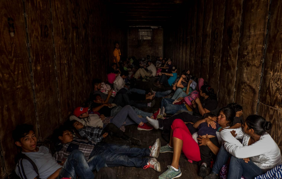 Viernes 19 de octubre. Un grupo de migrantes hondureños viajan al interior de un furgón de carga para unirse a la caravana migrante que se concentra en la frontera de Tecún Umán, que colinda con Chiapas, México (Fuente: Fred Ramos, El Faro).