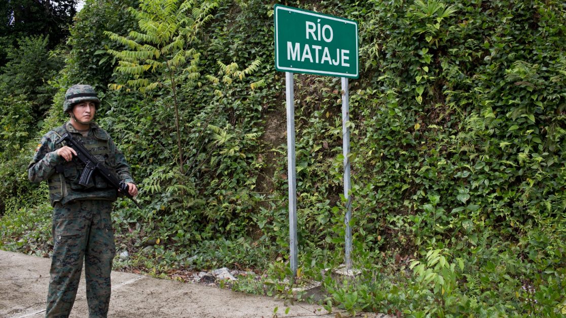 Operativo de vigilancia militar ecuatoriana en el puente que lleva a Colombia en Mataje. Foto: Edu León/ Periodistas Sin Cadenas.