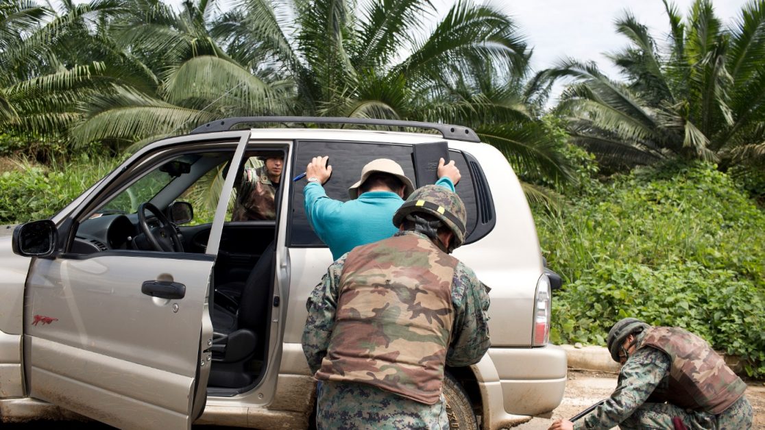 Control militar a la entrada de Mataje, la entrada y salida a esta población es controlada por el ejército ecuatoriano después de la muerte de los 3 militares el 20 de marzo. Foto: Edu León/Periodistas Sin Cadenas