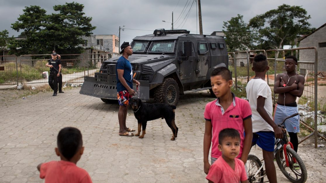 Control policial con tanqueta antimotines en un barrio de San Lorenzo adyacente al cuartel policial que fue bombardeado el 27 de enero del 2018. Foto: Edu León/ Periodistas Sin Cadenas