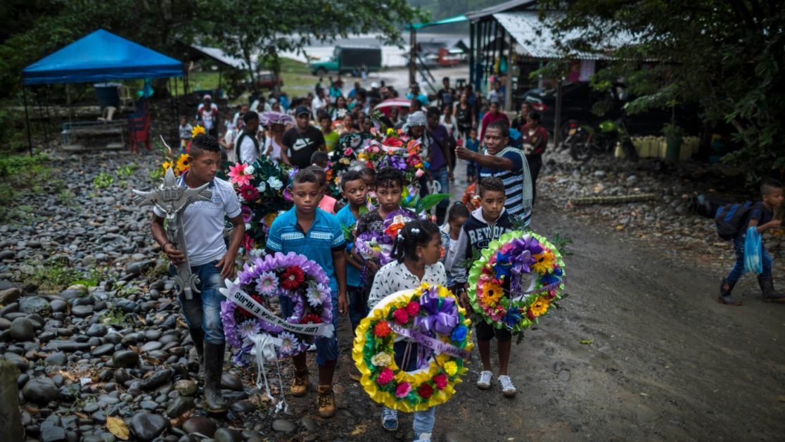 Novena por la muerte de siete campesinos en Tandil, Nariño, cuando protestaban contra la erradicación forzada del cultivo de la coca. Los habitantes de la vereda El Tandil, en Tumaco (Nariño), no dudan en señalar a la Fuerza Pública como responsable de la masacre perpetrada el 5 de octubre del año pasado. Este hecho se considera el inicio del conflicto en la zona. Foto: Manu Brabo.