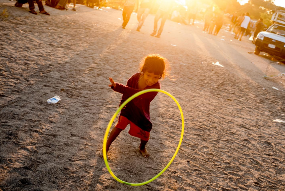 Génesis Cardona, de seis años, juega con un hula hula en el albergue de Juchitán, Oaxaca, el 30 de octubre. Los pandilleros desplazaron forzosamente a toda su familia de la casa en donde vivían en la ciudad de La Ceiba, Honduras.  