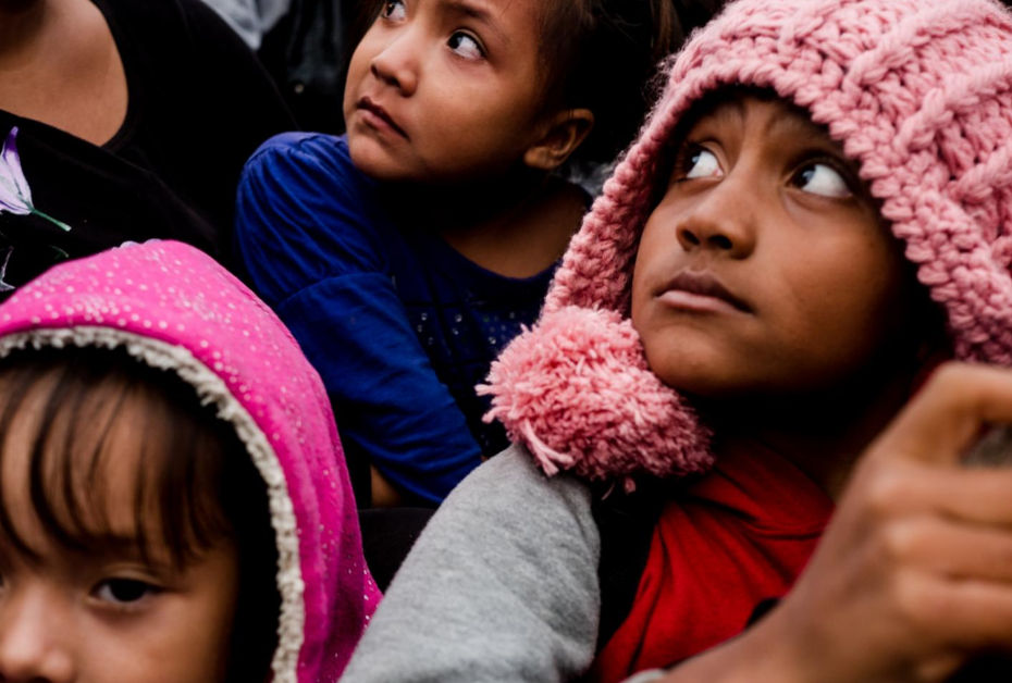 Un grupo de niños migrantes viaja en un pick up que les dio aventón hacia el municipio de Isla, Veracruz, el 3 de noviembre.