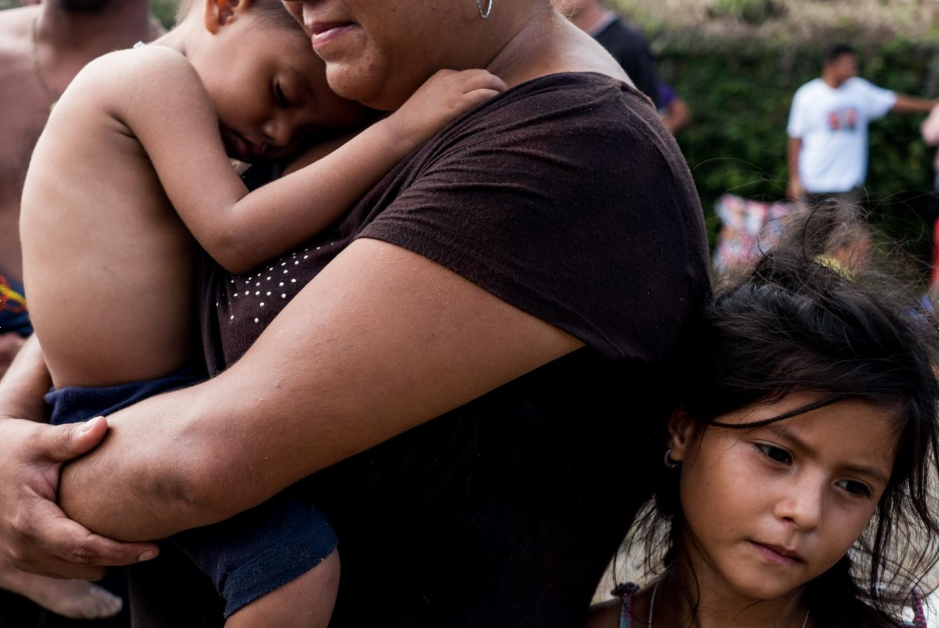 Jennifer Soriano, de siete años, y Kenneth Soriano, de dos, son hermanos que viajan con su madre Cynthia Soriano. Son originarios de Villanueva, Honduras.