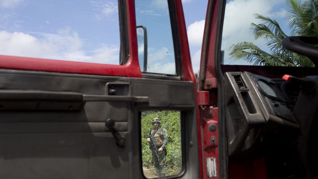 Control militar a la entrada de Mataje, la entrada y salida a esta población es controlada por el ejército ecuatoriano después de la muerte de los 3 militares el 20 de marzo. Foto: Edu León/Periodistas Sin Cadenas