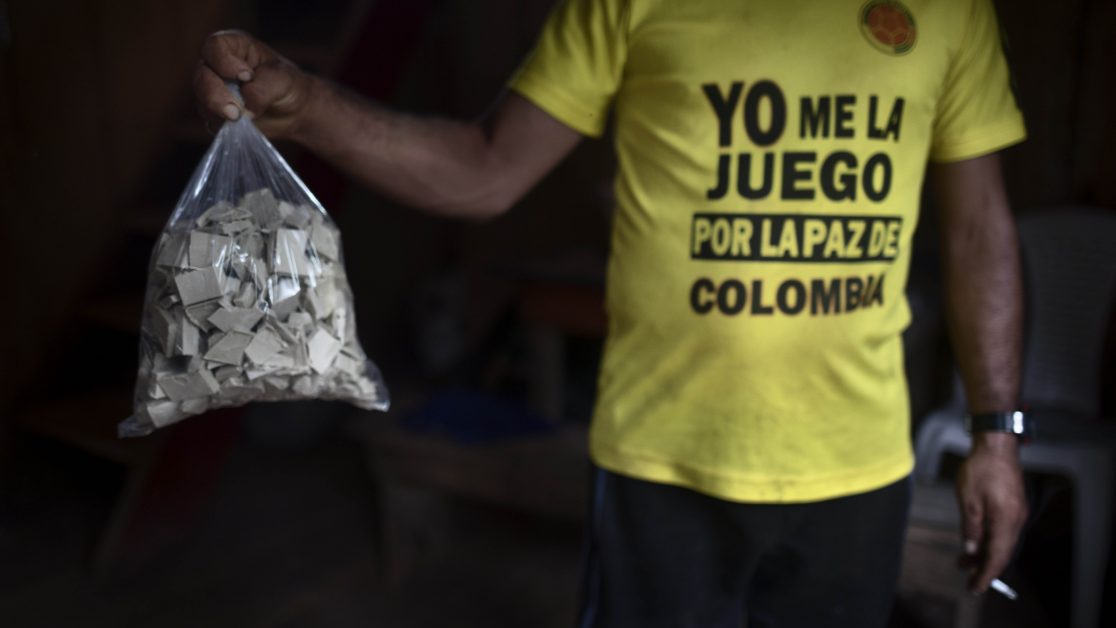 Campesinos cultivadores de coca hacen un primer proceso químico para oobtener la base de coca. Tandil, Nariño, Colombia. Octubre 2017. Foto: Manu Brabo.