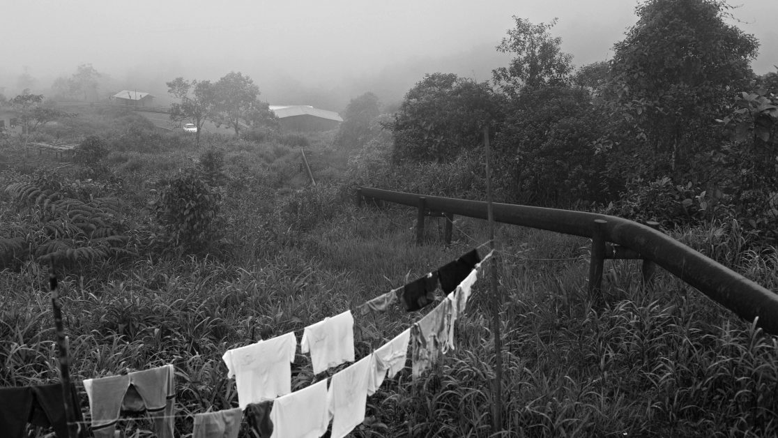 El Diviso, Nariño, Colombia, 21 de Octubre del 2010. En el Diviso, en la carretera que comunica Pasto con Tumaco, se alojan muchos indígenas Awá que han sido desplazados por actores armados legales e ilegales de sus comunidades. En esta zona el oleoducto es un constante compañero y cruza casi por entre las casas. Las actividades diarias se desarrollan alrededor de este tubo que transporta Petróleo Crudo y constituye un grave riesgo para los que viven al lado de el. © Juan Manuel Barrero Bueno