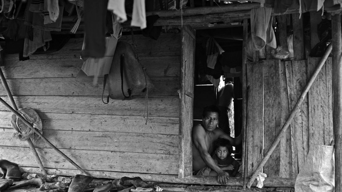 El Diviso, Nariño, Colombia, 21 de Octubre del 2010. Familia de desplazados viviendo en El Diviso, en la carretera que comunica a Pasto con Tumaco y que es el único punto donde pudieron encontrar apoyo para asentarse mientras la situación de orden público mejora. © Juan Manuel Barrero Bueno