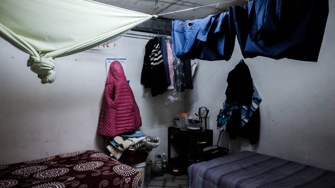 Vista de un dormitorio donde viven dos familias. Foto: Jorge Vargas | Migrar Photo